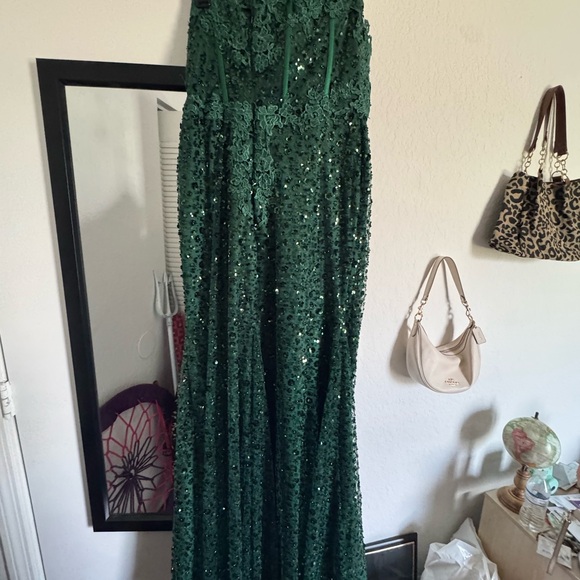 Elegant Green Sequin Evening Gown Prom Dress - Picture 5 of 5